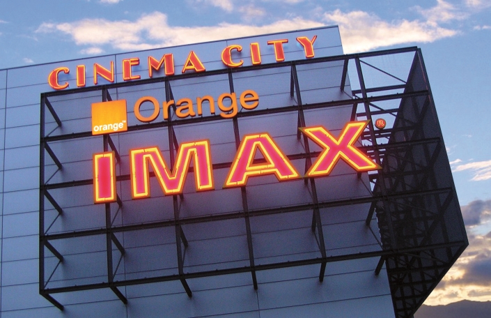 reklama świetlna na budynku