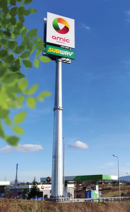 Słup reklamowy przy autostradzie