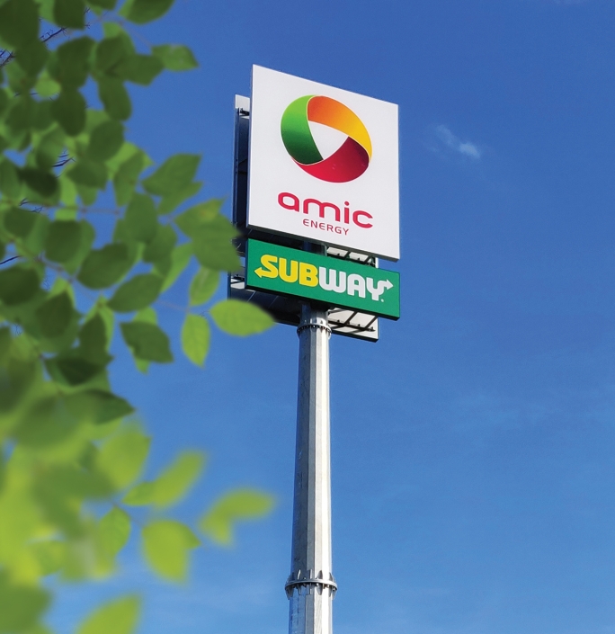 Słup reklamowy przy stacji paliw