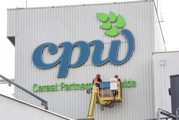 montaż liter na elewacji