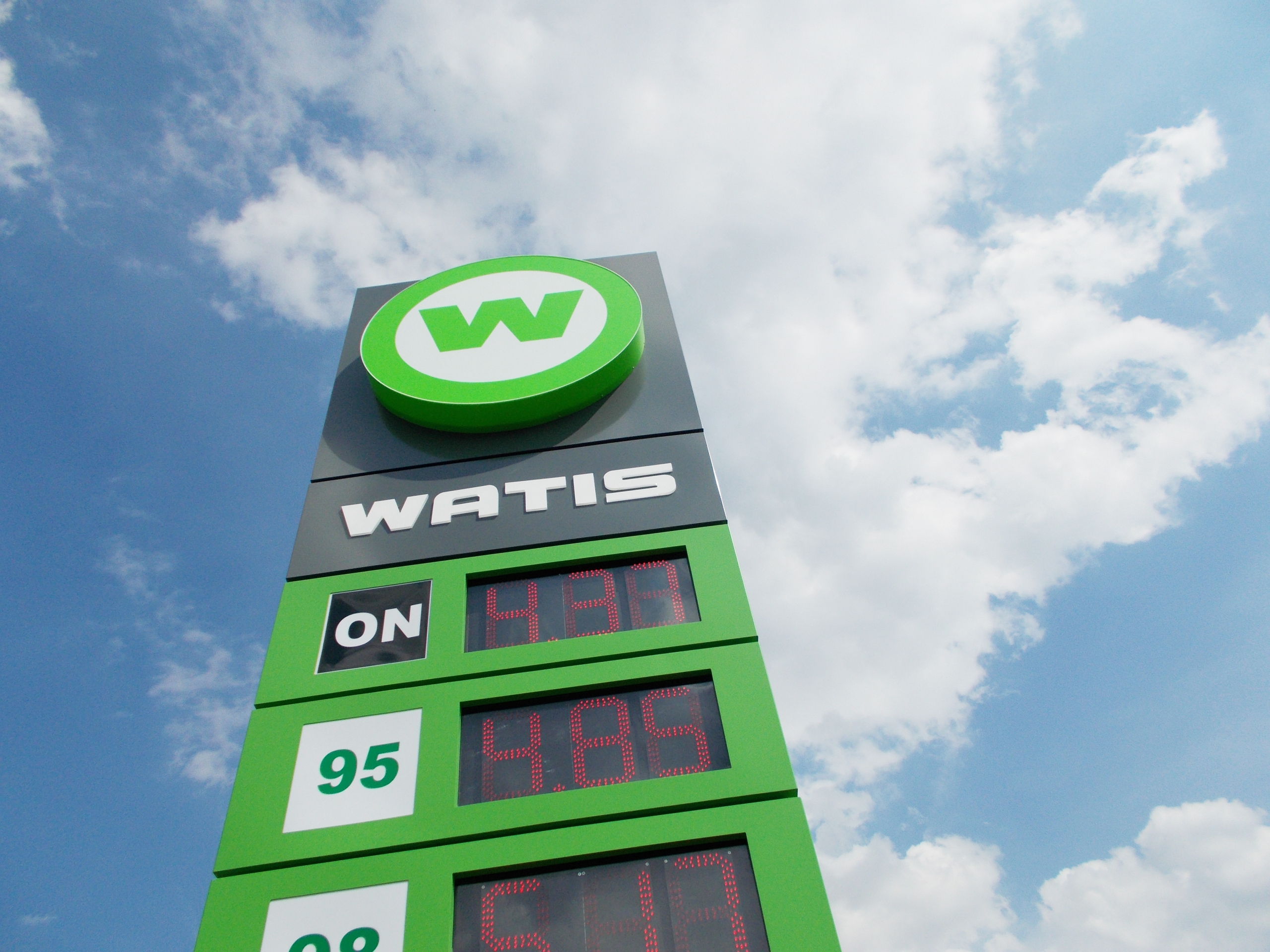 pylon cenowy na stacji paliw