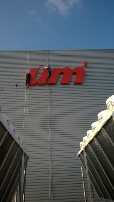 montaż liter przestrzennych