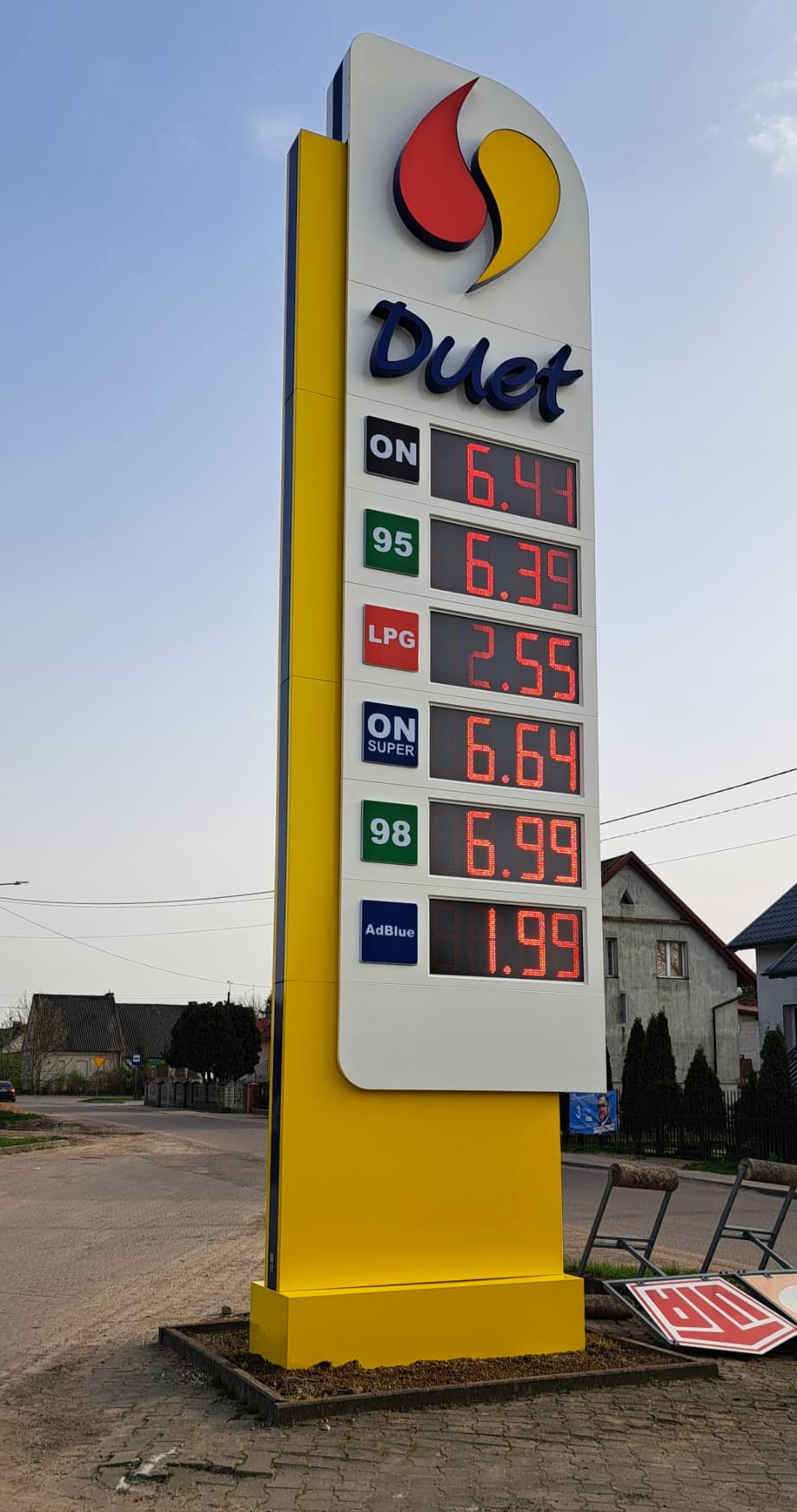 pylon cenowy z cenami paliw