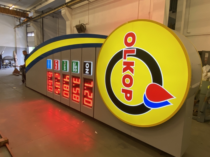 producent pylonów reklamowych