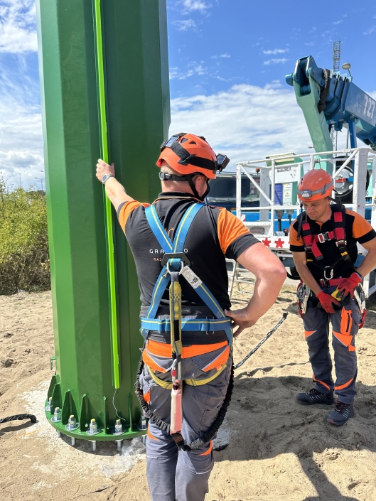 prace montażowe przy słupie reklamowym