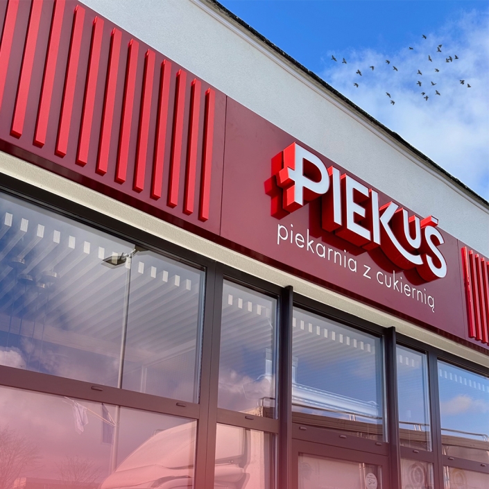 otok reklamowy nad wejściem do sklepu