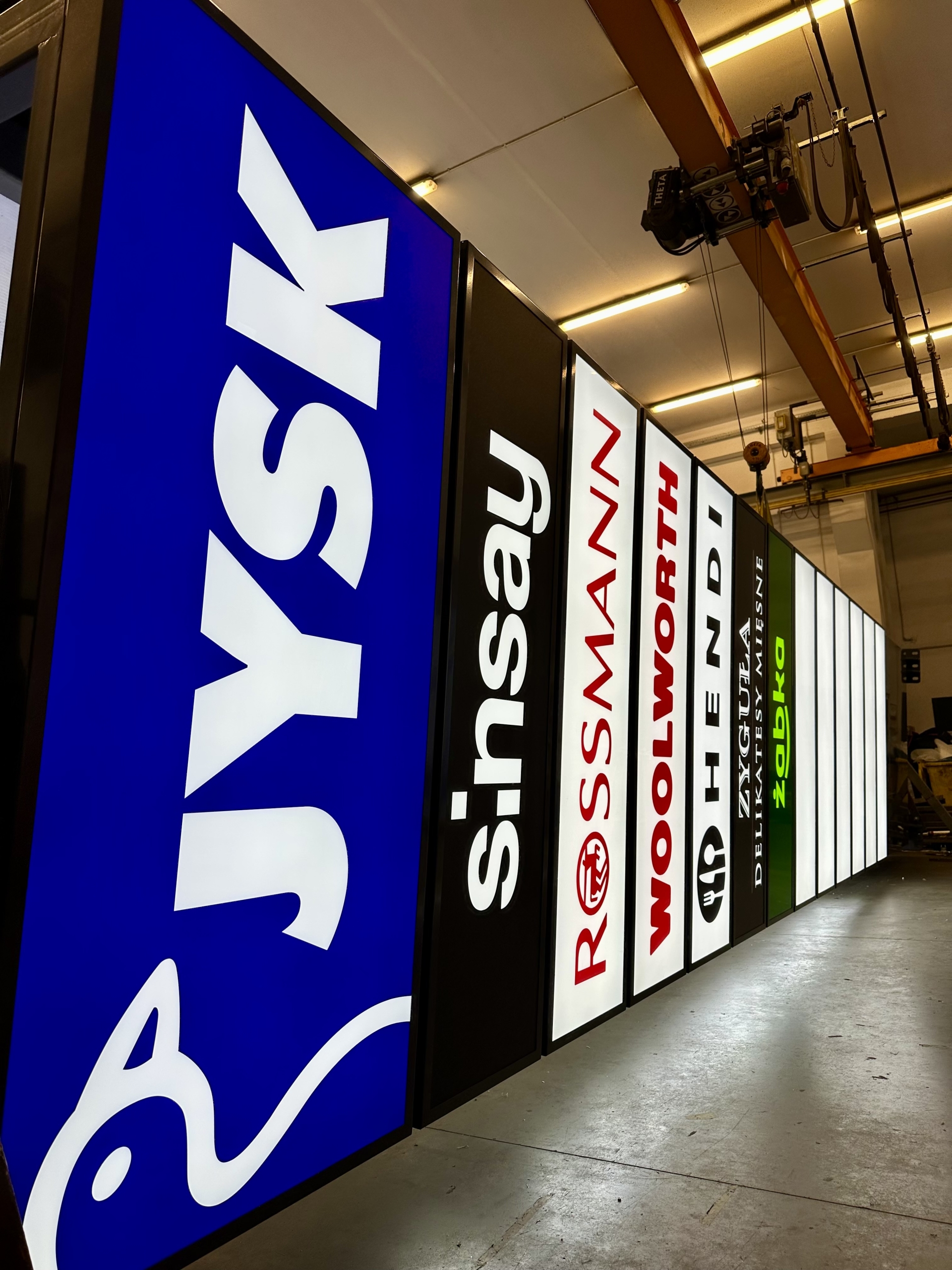 pylony dla parków handlowych graffico