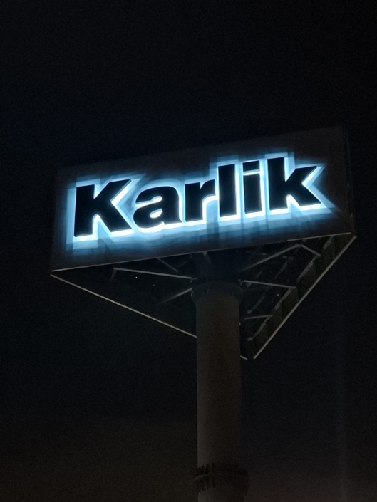 słup reklamowy podświetlany