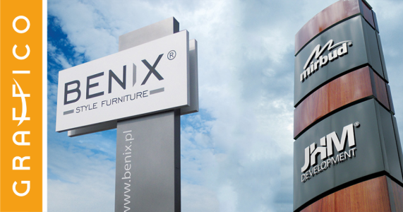 wysoki pylon reklamowy