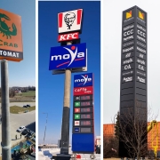 słupy reklamowe z logotypami